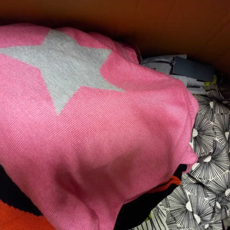 BOX OF APPROXIMATELY 10 ASSORTED CLOTHING ITEMS - JUMPER , JEANS , BLOUSE ETC