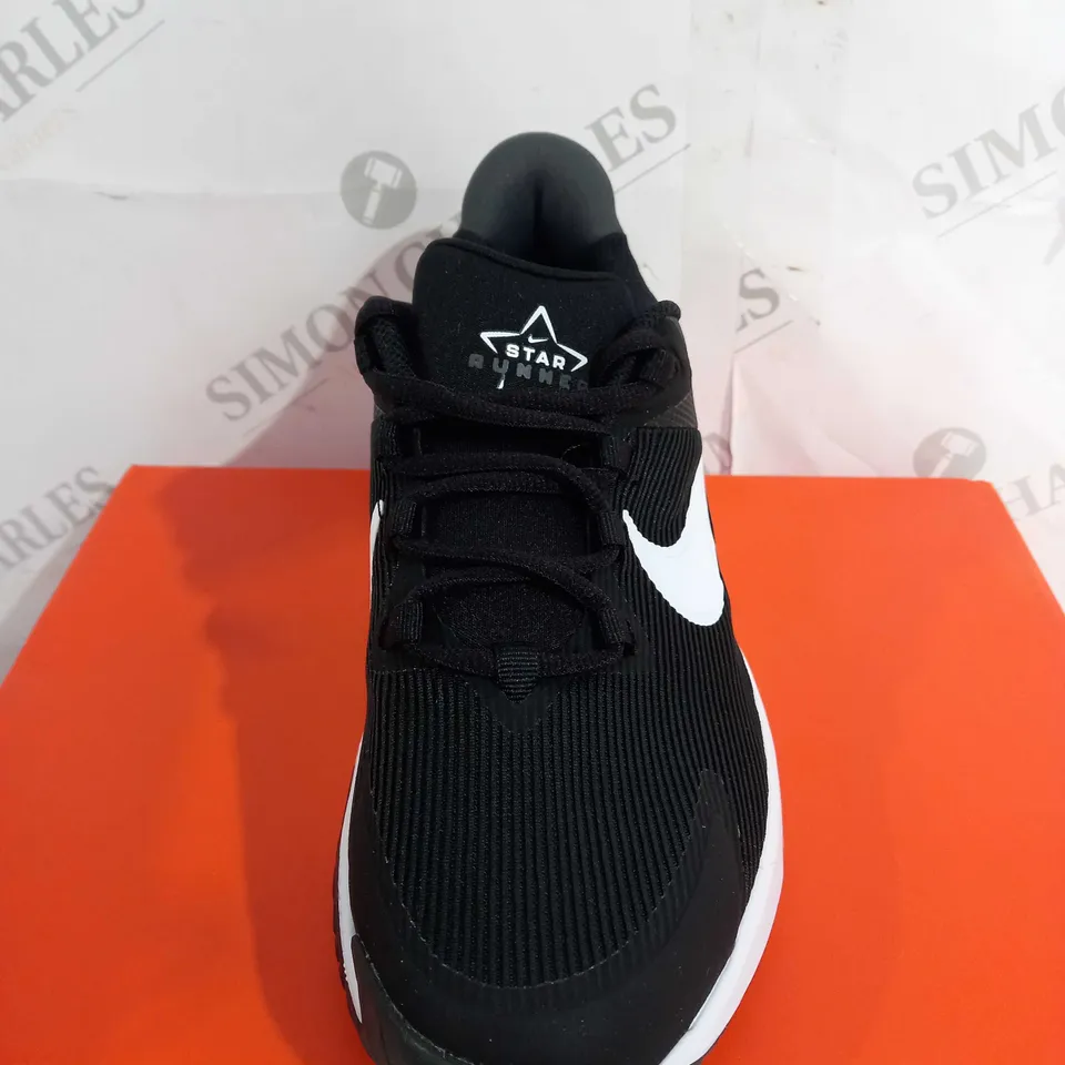 BOXED NIKE JUNIOR STAR RUNNER 4 RUNNING SHOES, BLACK - SIZE 4