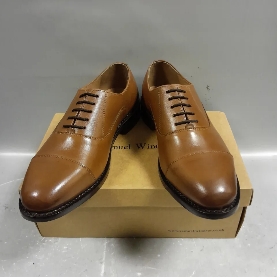 BOXED PAIR OF SAMUEL WINDSOR GOODYEAR DRESS SHOES IN TAN - 8.5