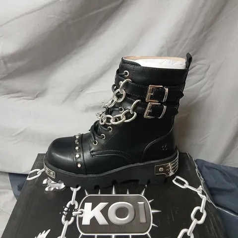 KOI SHACKLED SHADOWS HEAVY DUTY CHAIN BIKER BOOTS – BLACK, UK 3