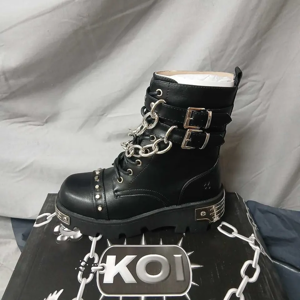 KOI SHACKLED SHADOWS HEAVY DUTY CHAIN BIKER BOOTS – BLACK, UK 3