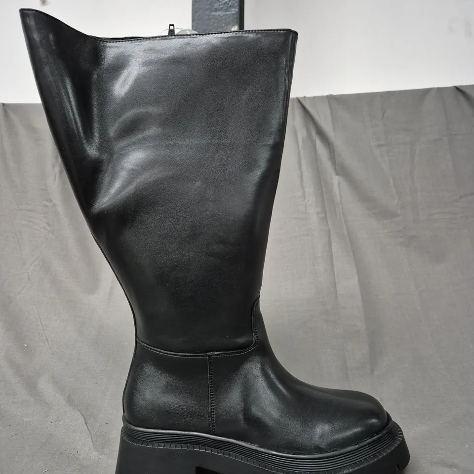 BOXED PAIR OF IN THE STYLE CHUNKY KNEE-HIGH BOOTS IN BLACK UK SIZE 6