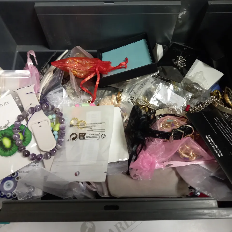 BOX OF APPROX 20 ASSORTED COSTUME JEWELLERY ITEMS INCLUDING NECKLACES, BRACELETS AND HEADBAND