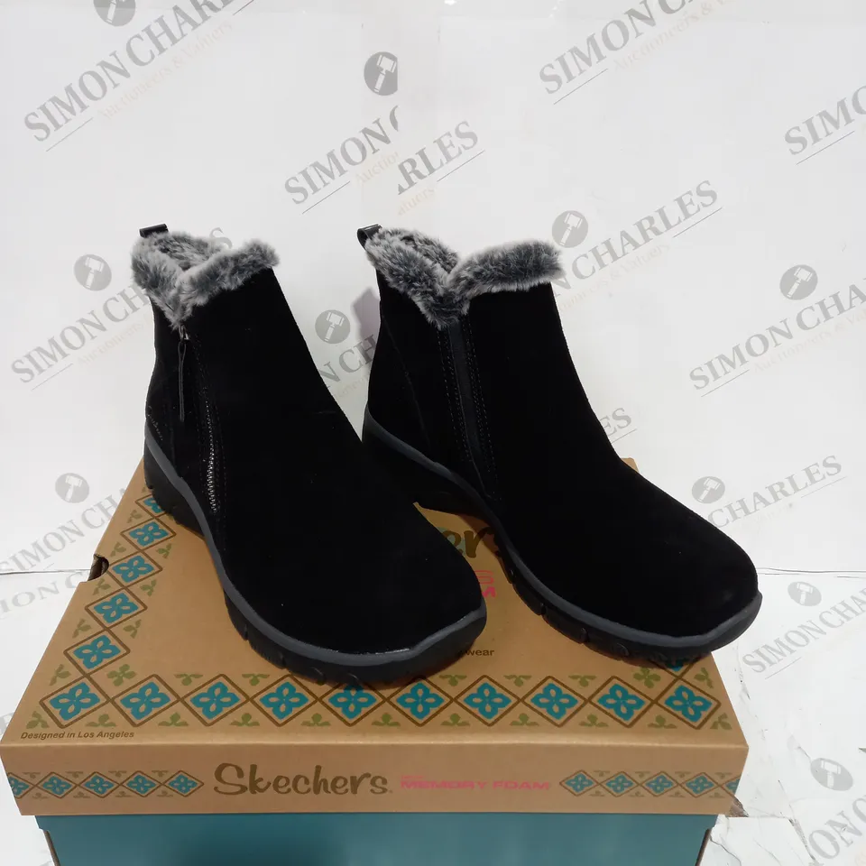 BOXED PAIR OF SKECHERS SIZE 7 