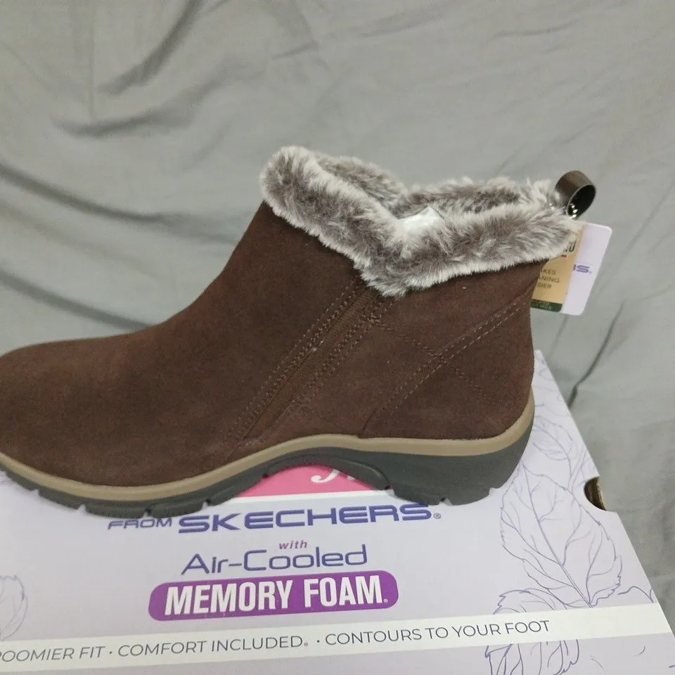 BOXED SKECHERS WOMEN'S ANKLE BOOTS IN CHOCOLATE BROWN SUEDE - UK 7