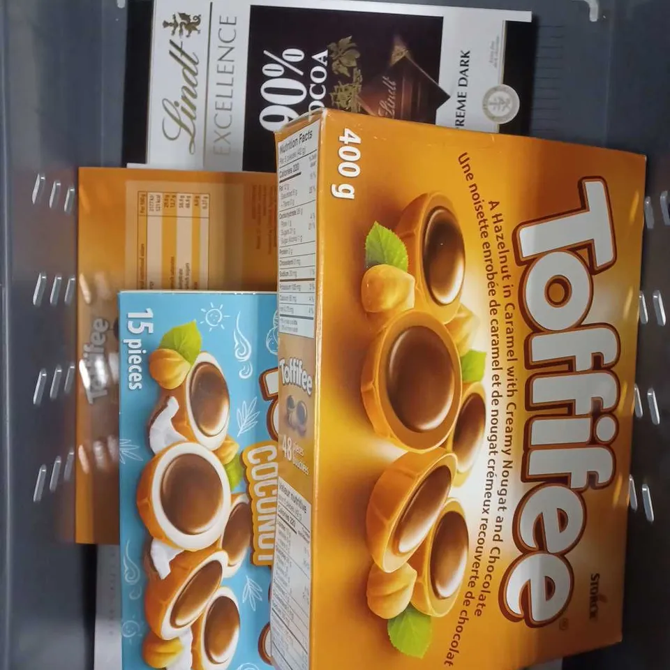 APPROXIMATELY 10 ASSORTED FOOD/DRINK PRODUCTS TO INCLUDE TOFFIFEE SWEETS, VALLEY BAKERY BISCUITS, MERCI CHOCOLATES ETC 