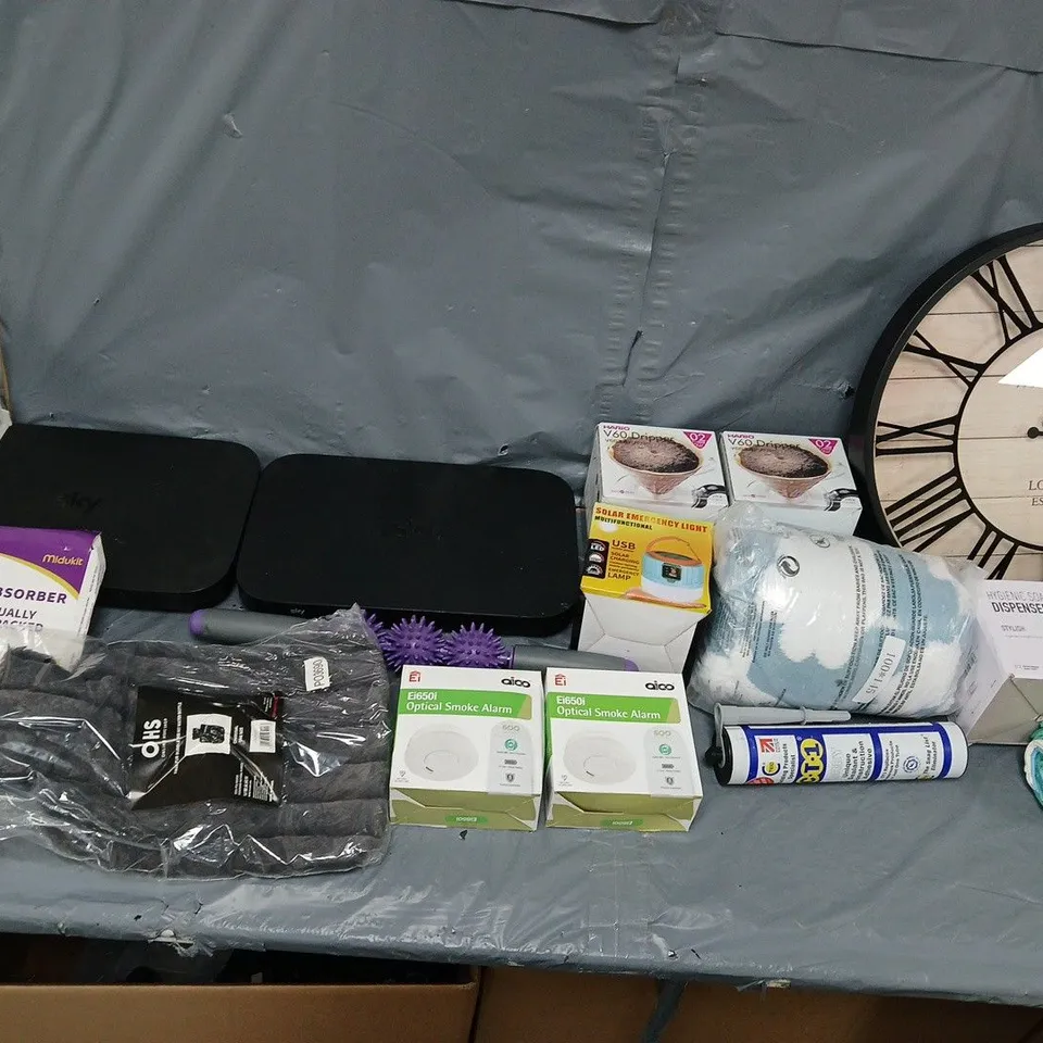 BOX OF APPROXIMATELY 12 ASSORTED ITEMS TO INCLUDE - OHS HOT WATER BOTTLE, WHITECAPEL CLOCK, AND SOAP DISPENSER ETC. 