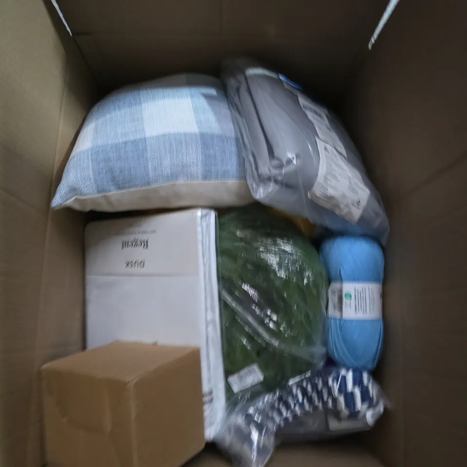 APPROXIMATELY 15 ASSORTED HOUSEHOLD PRODUCTS TO INCLUDE PILLOWS, WOOL AND PET COVERS