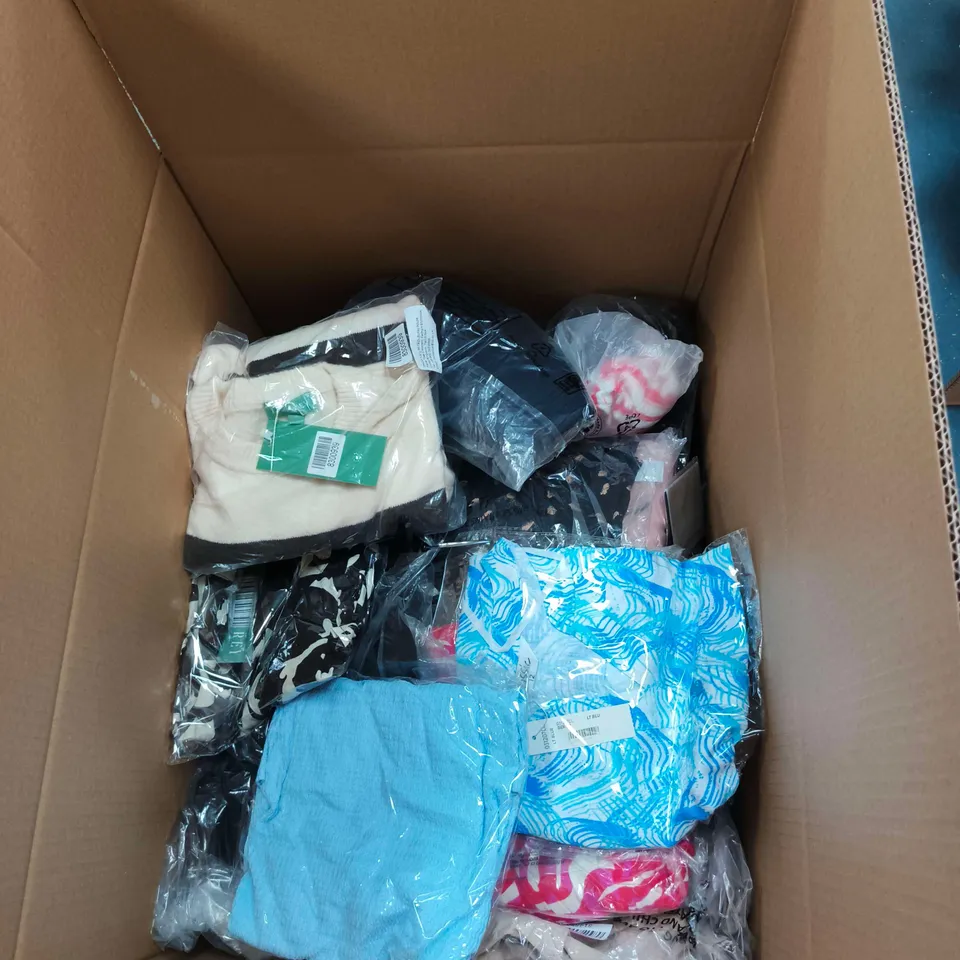 BOX OF APPROXIMATELY 25 ASSORTED CLOTHING ITEMS TO INCLUDE LA MAREY, BRAVE SOUL ETC