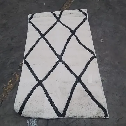 QUALITY DESIGNER AREA RUG - APPROXIMATELY 150X80CM