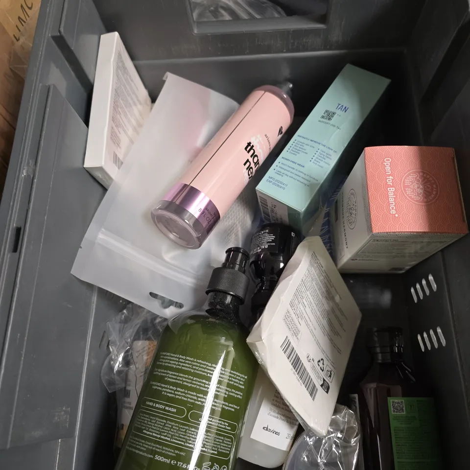 APPROXIMATEY 20 ASSORTED HEALTH AND BEAUTY PRODUCTS TO INCLUDE - bondi sands face cream - sp-8 toothpaste AND pattern treatment mask