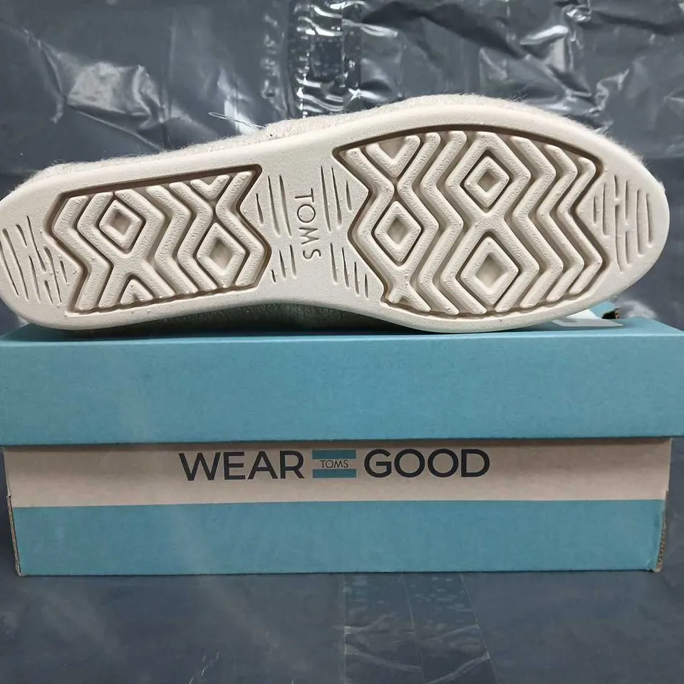 BOXED PAIR OF TOMS ALPARGATA OATMEAL SPARKLE KNIT SHOES SIZE UK 6