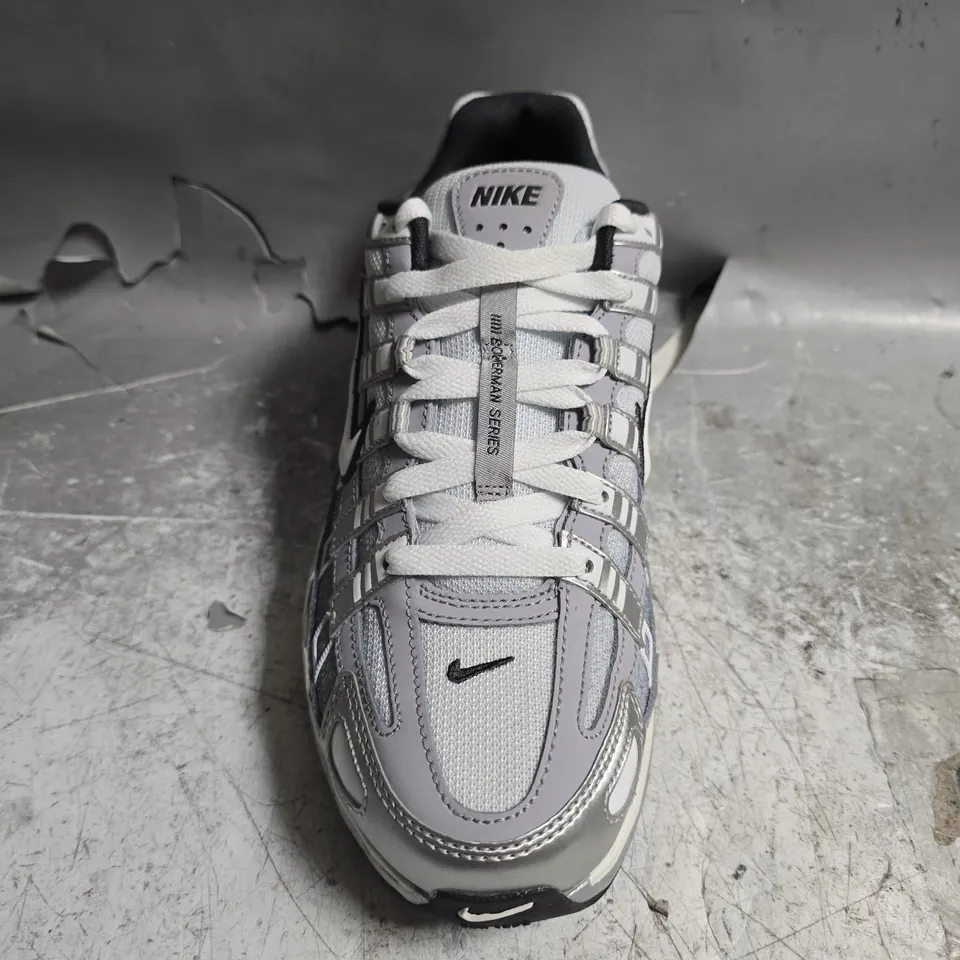 UNBOXED PAIR OF NIKE BOWERMAN SERIES RIDELINER TRAINERS IN SILVER - UK 7.5