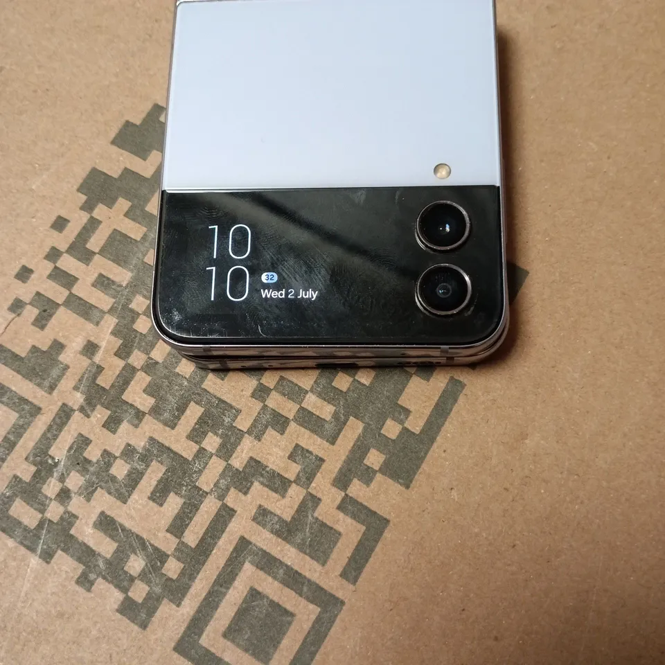 SAMSUNG GALAXY FLIP 4