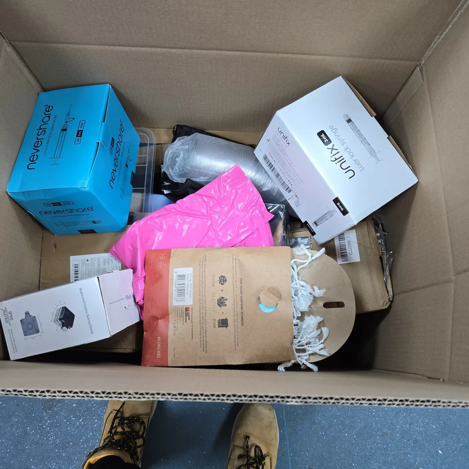 BOX OF APPROXIMATELY 20 ASSORTED HOUSEHOLD ITEMS TO INCLUDE LENOR IN WASH SCENT BOOSTERS, 4 GANG EXTENSION SOCKET AND 2KG OF GRASS SEEDS