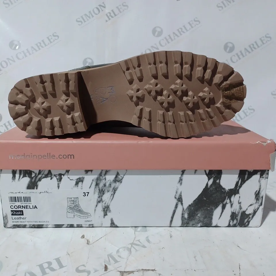 BOXED PAIR OF MODA IN PELLE CORNELIA BIKER BOOTS IN KHAKI UK SIZE 4