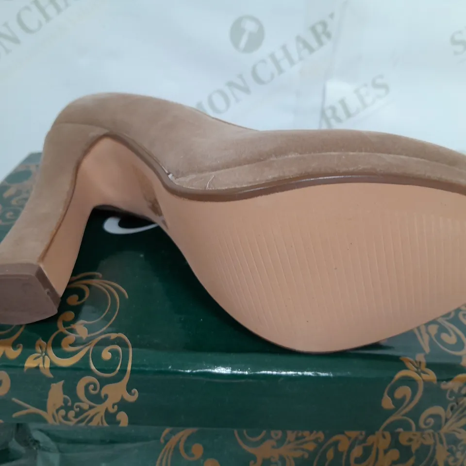 BOXED PAIR OF CLARAS CLOSED TOE THIN BLOCK HEELS IN CAMEL - SIZE 35