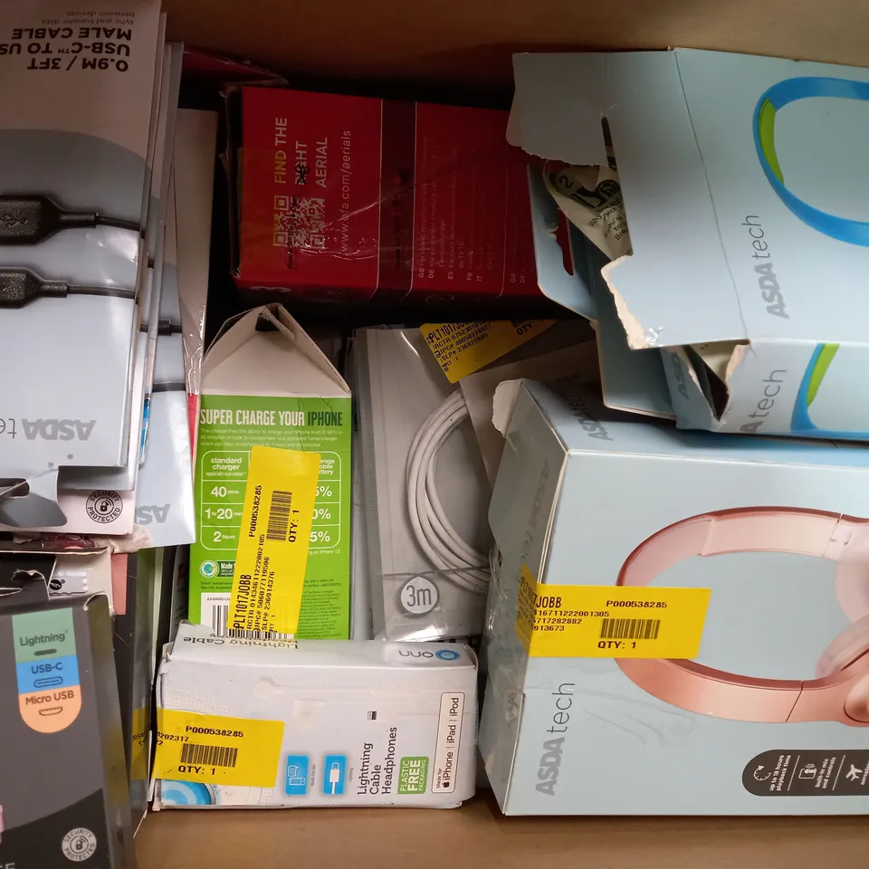 BOX OF APPROXIMATELY 20 ASSORTED ELECTRICAL ITEMS TO INCLUDE ASDA TECH SYNC AND CHARGE CABLE, BLACKWEB 65W USB-C UNIVERSAL CHARGER, ASDA TECH POCKET RADIO, ETC