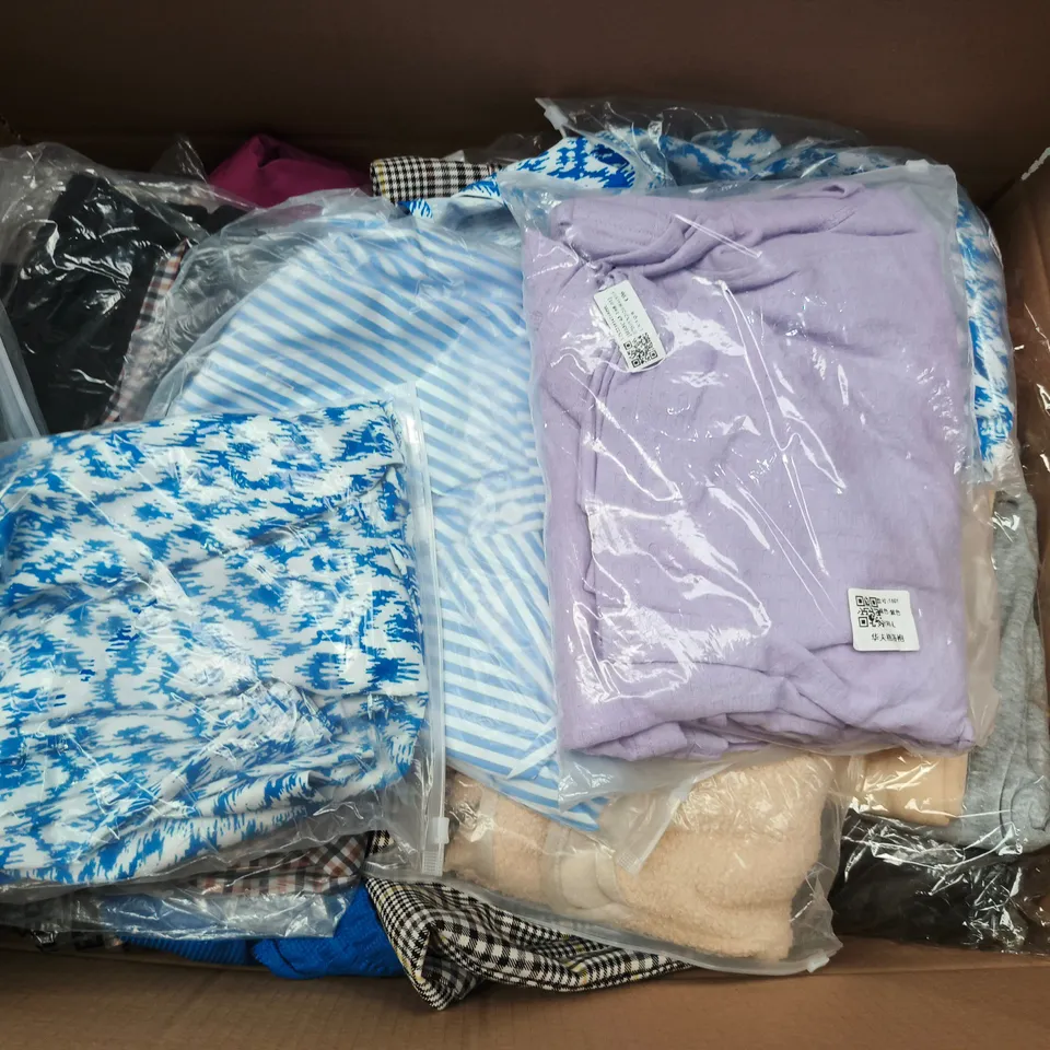 APPROXIMATELY 30 ASSORTED CLOTHING ITEMS IN VARIOUS SIZES, STYLES & COLOURS TO INCLUDE BRANDS SUCH AS DUNNES, BERSHKA, HAPPY SOCKS, ETC - COLLECTION ONLY