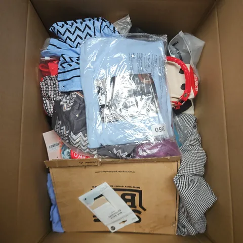 APPROXIMATELY 20 ASSORTED CLOTHING ITEMS IN VARIOUS SIZES, STYLES AND COLOURS