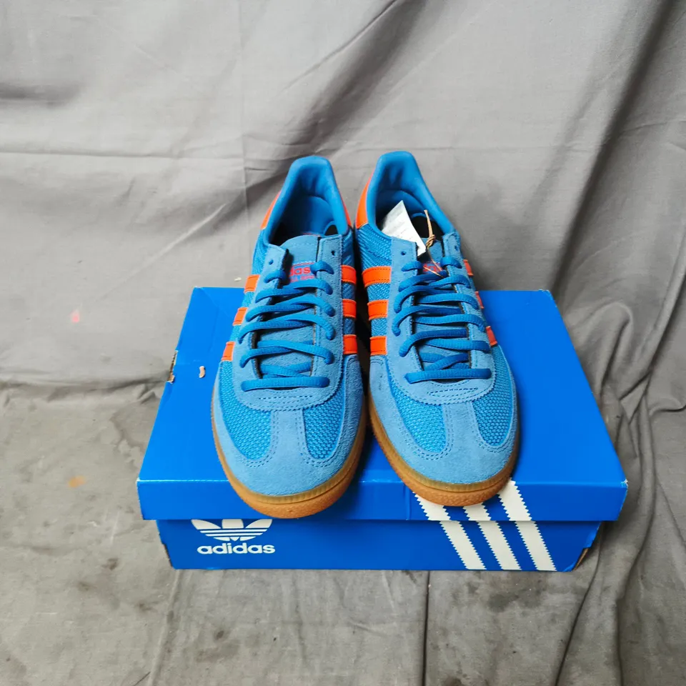 BOXED PAIR OF ADIDAS MENS HANDBALL SPEZIAL TRAINERS IN BLUE/ORANGE - UK 5