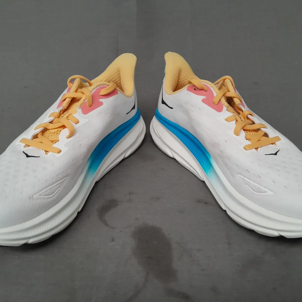 BOXED PAIR OF HOKA CLIFTON 9 WIDE SHOES IN WHITE/YELLOW/BLUE UK SIZE 7