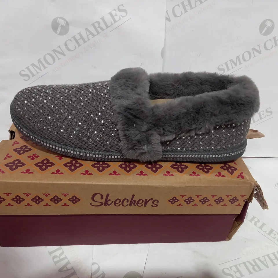 BOXED PAIR OF SKECHERS CHARCOAL COSY SLIPPERS - SIZE 8