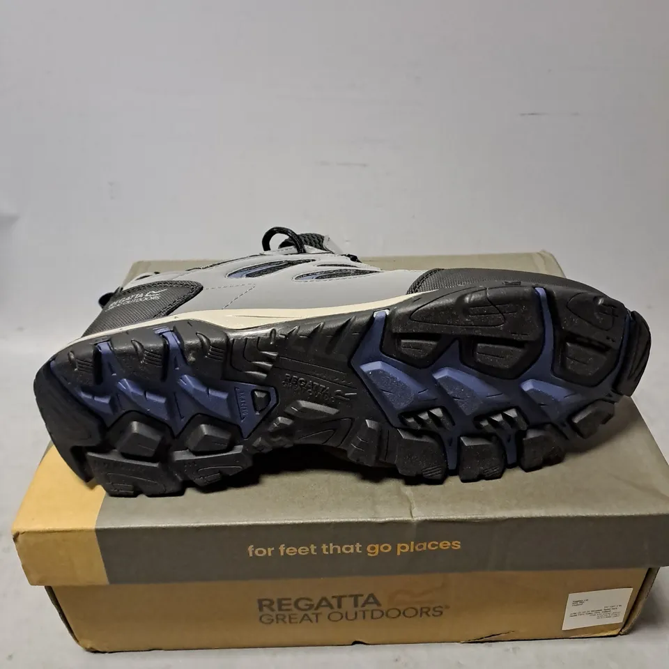 BOXED PAIR OF REGATTA GREAT OUTDOORS HOLCOMBE IEP LOW TRAINER IN GRANITE/DARK DENIM SIZE 8