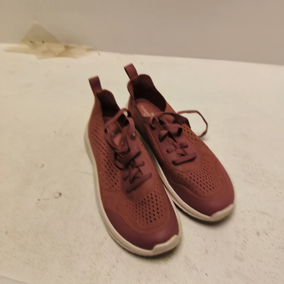 BOX OF APPROXIMATELY 18 ASSORTED PAIRS OF SHOES TO INCLUDE: CLARKS CLOUD STEPPERS 