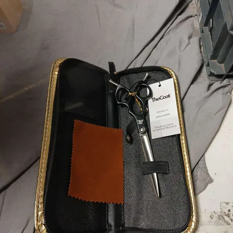 THE COAT BY VERITY HARDCASTLE GROOMING KIT – GOLD CASE