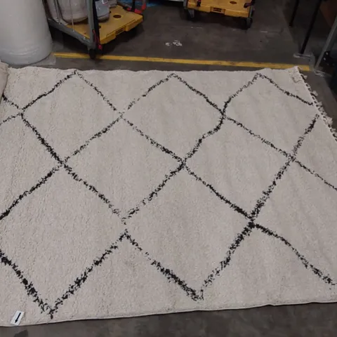 GETTYSBURG POWER LOOM OFF-WHITE/BLACK RUG // 6'7" X 9'