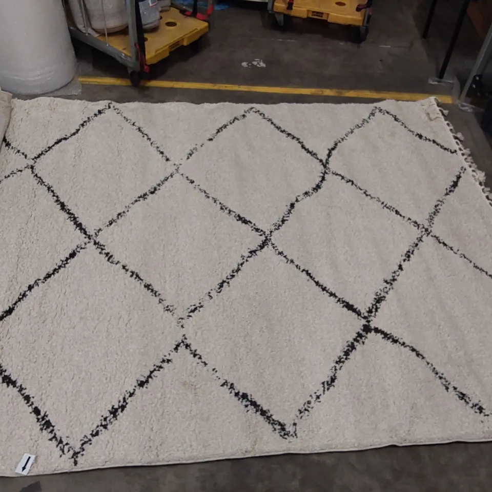 GETTYSBURG POWER LOOM OFF-WHITE/BLACK RUG // 6'7" X 9'