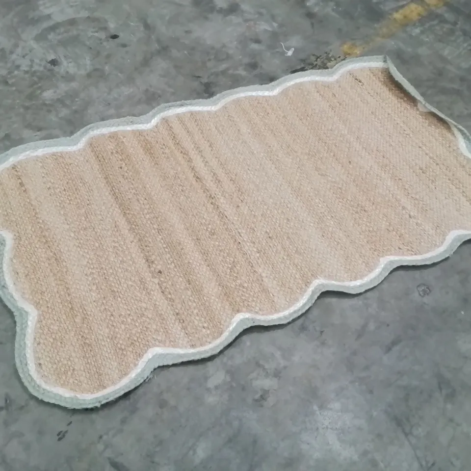 QUALITY DESIGNER AREA RUG - APPROXIMATELY 150X80CM