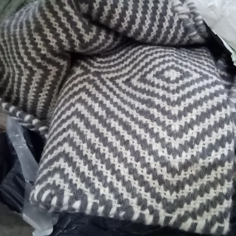 MARCELO HAND TUFFED GREY RUG SIZE UNSPECIFIED