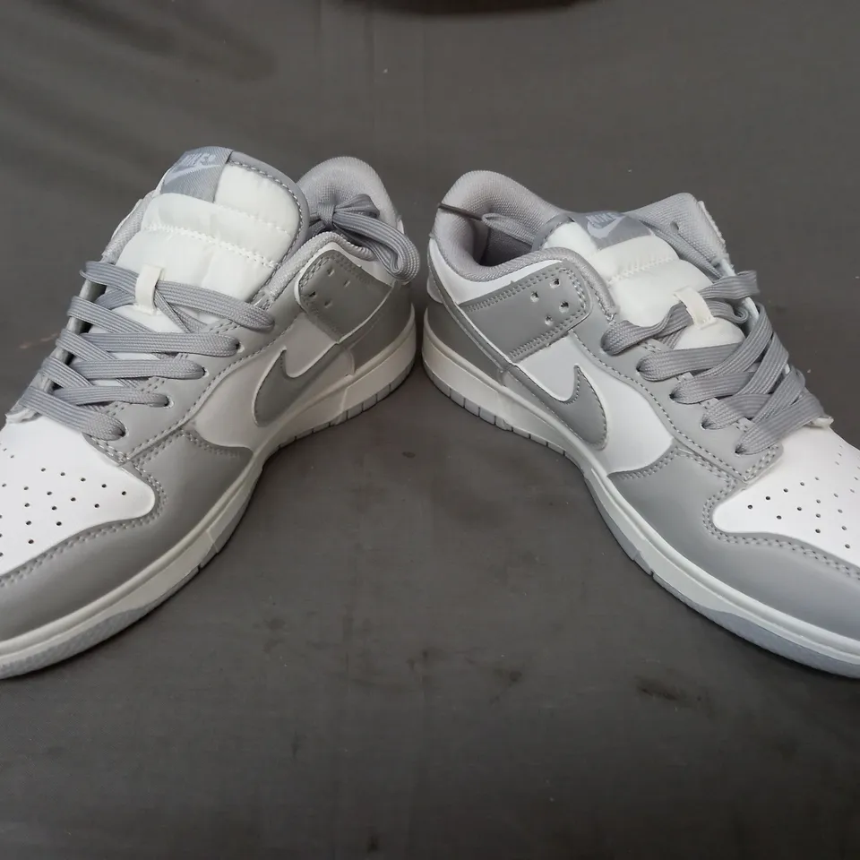 BOXED PAIR OF NIKE SHOES IN GREY/WHITE UK SIZE 7