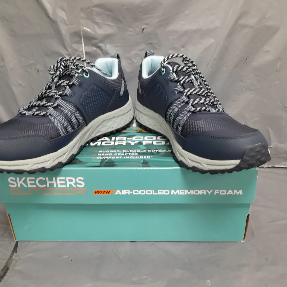 BOXED PAIR OF SKECHERS OUTDOOR MEMORY FOAM TRAINERS IN NAVY SIZE 6