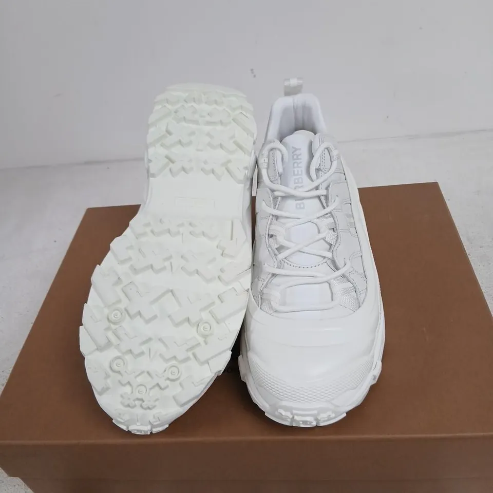 BURBERRY WHITE LOW-TOP SNEAKERS – UK 5 (EUR 38)