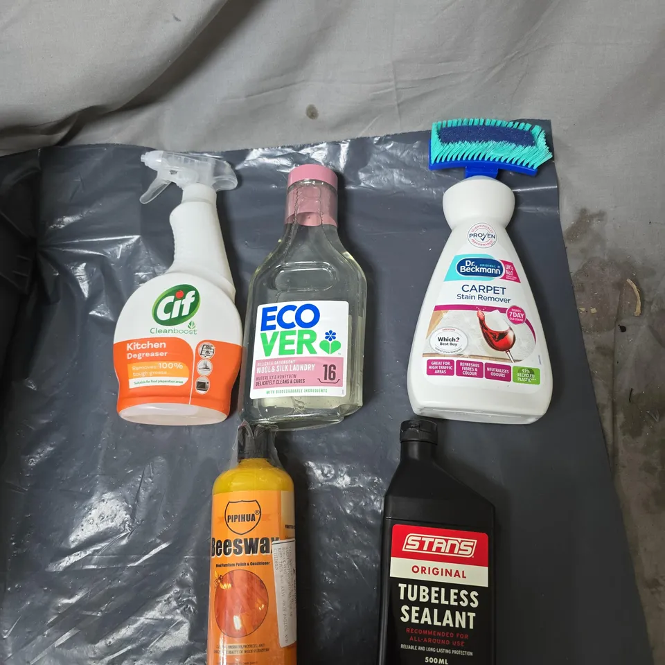 APPROXIMATELY 15 ASSORTED HOUSEHOLD ITEMS TO INCLUDE CARPET STAIN REMOVER, LAUNDRY DETERGENT, KITCHEN DEGREASER & BEESWAX 