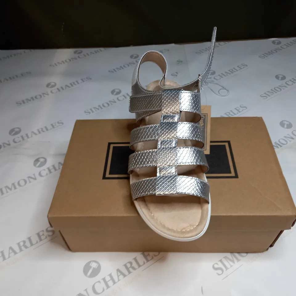 BOXED PAIR OF CUSHION WALK ONE TOUCH CLOSE SANDALS IN SILVER - SIZE 7