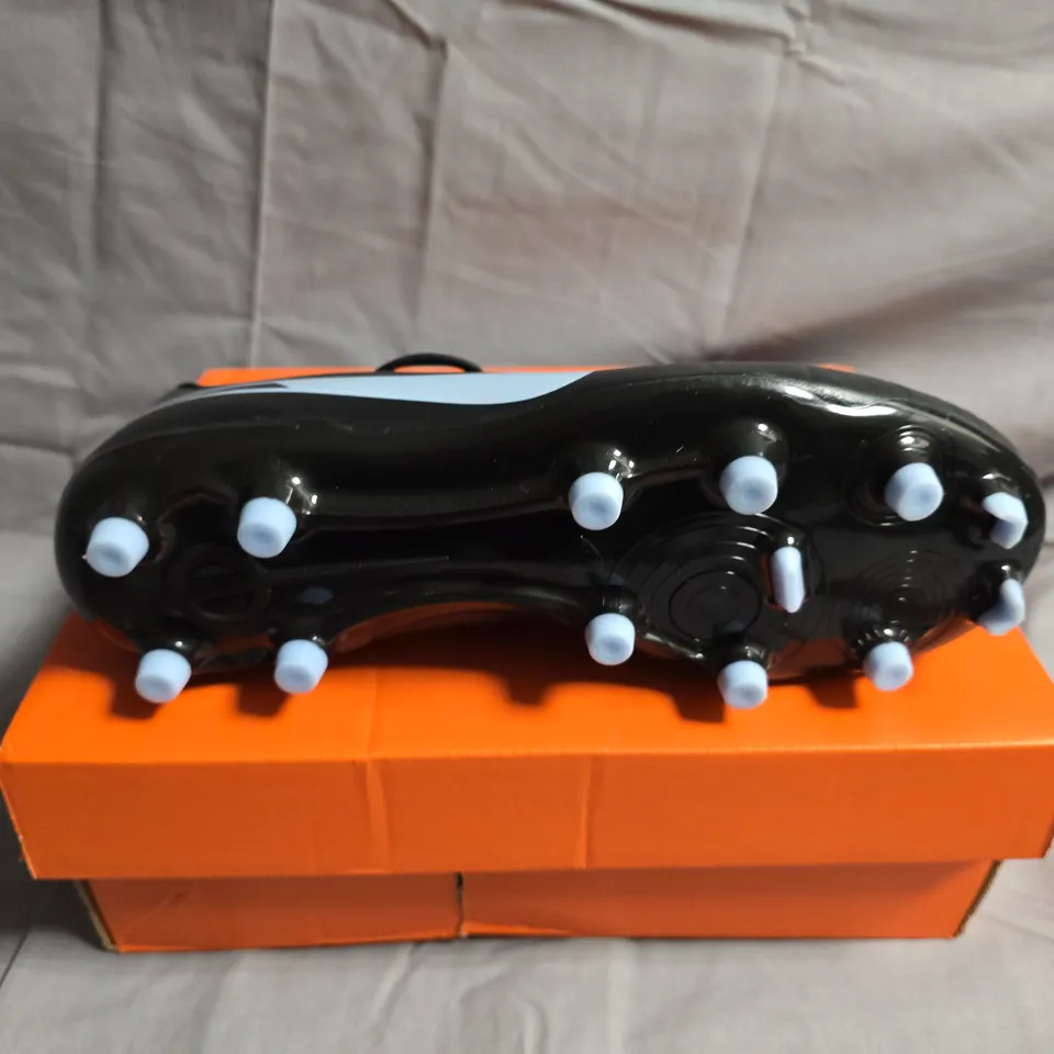 BOXED PAIR OF NIKE JR LEGEND CLUB FOOTBALL BOOTS - UK SIZE 4 - KIDS 