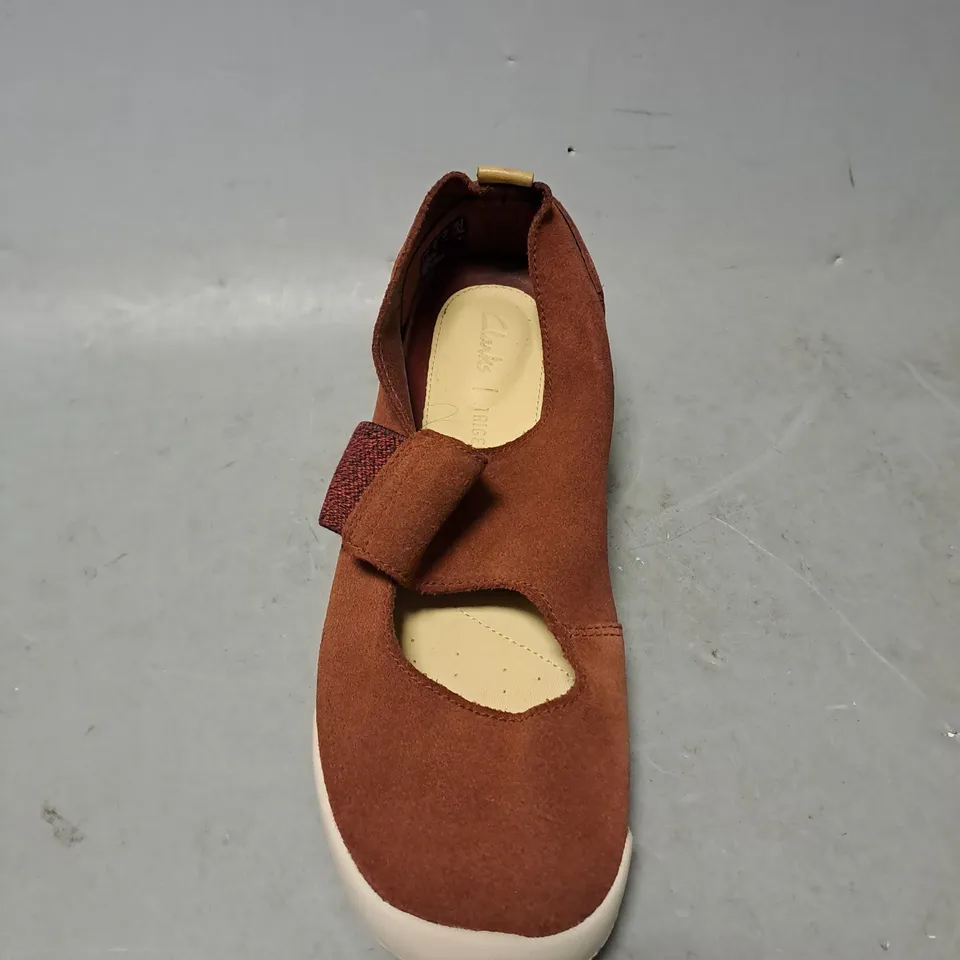 PAIR OF CLARKS TRIGENIC SHOES IN BROWN MIX SIZE 4