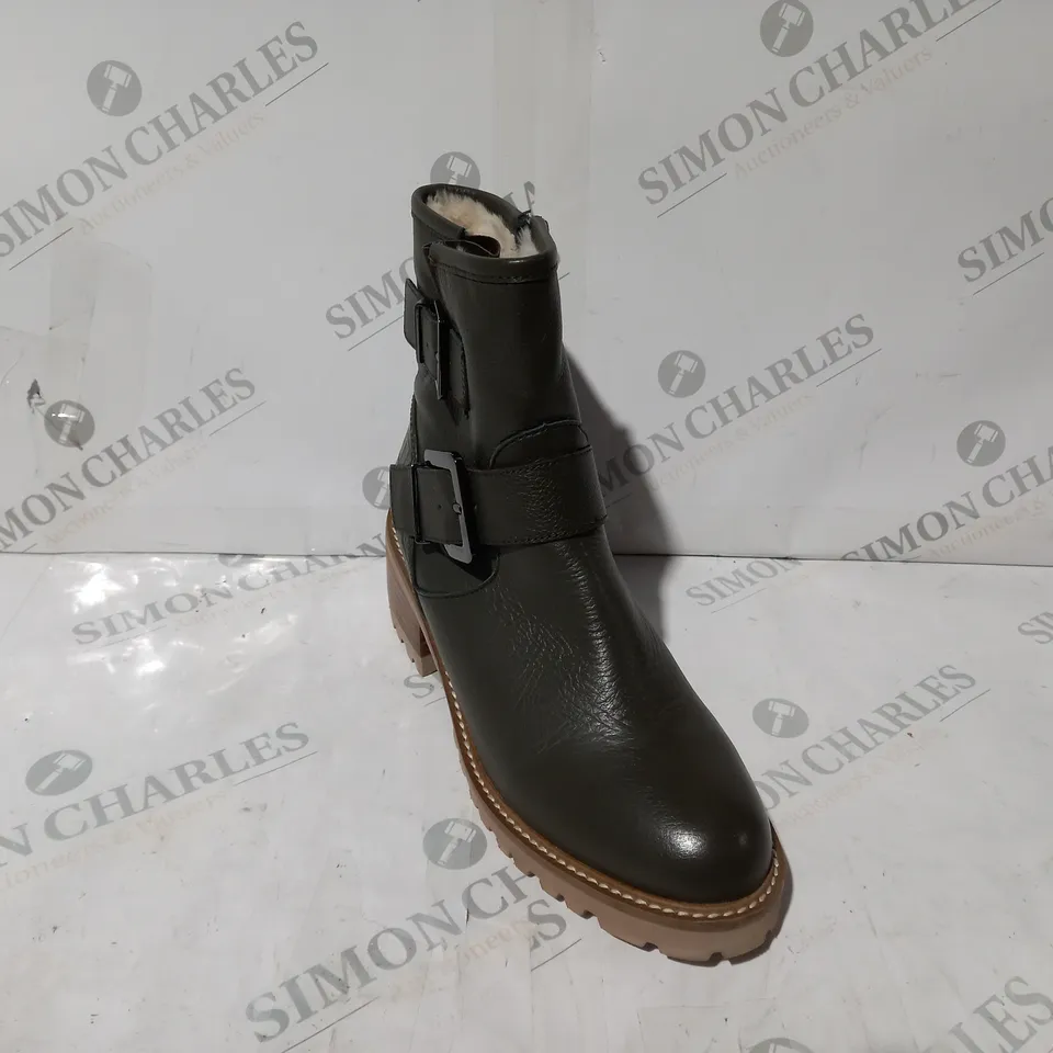 BOXED PAIR OF MODA IN PELLE CORNELIA BIKER BOOTS IN KHAKI UK SIZE 6