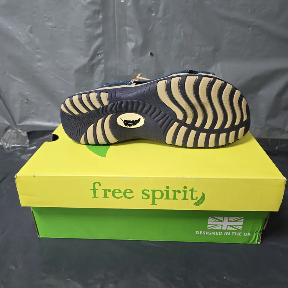 FREE SPIRIT VELCRO FASTENING SANDALS - NAVY - SIZE 7