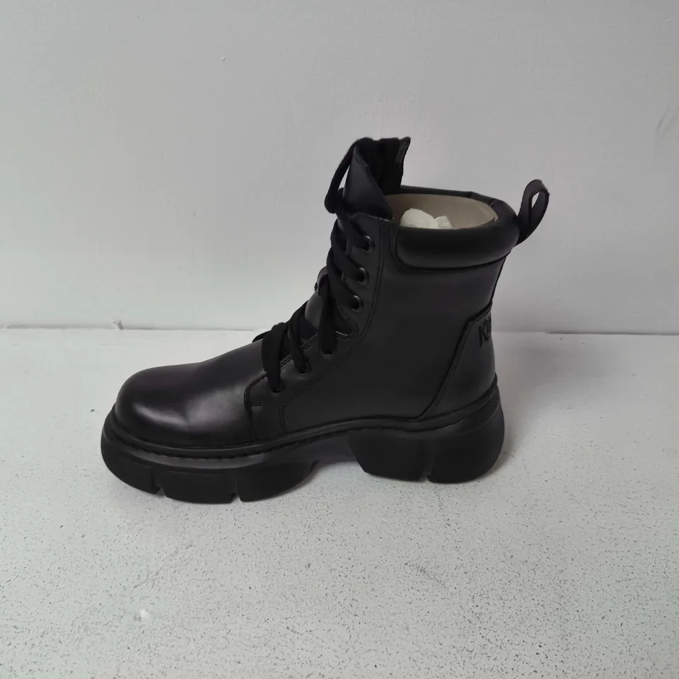 BOXED KILLSTAR DISCORDANT BOOTS IN BLACK - UK 8