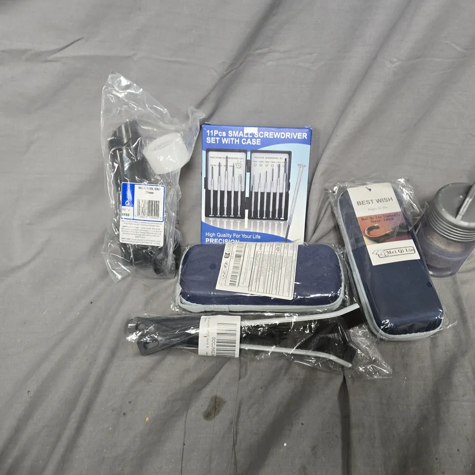 APPROXIMATELY 15 ASSORTED HOUSEHOLD ITEMS TO INCLUDE SMALL SCREWDRIVER SET, HOSE TOOL END, UMBRELLA, ETC