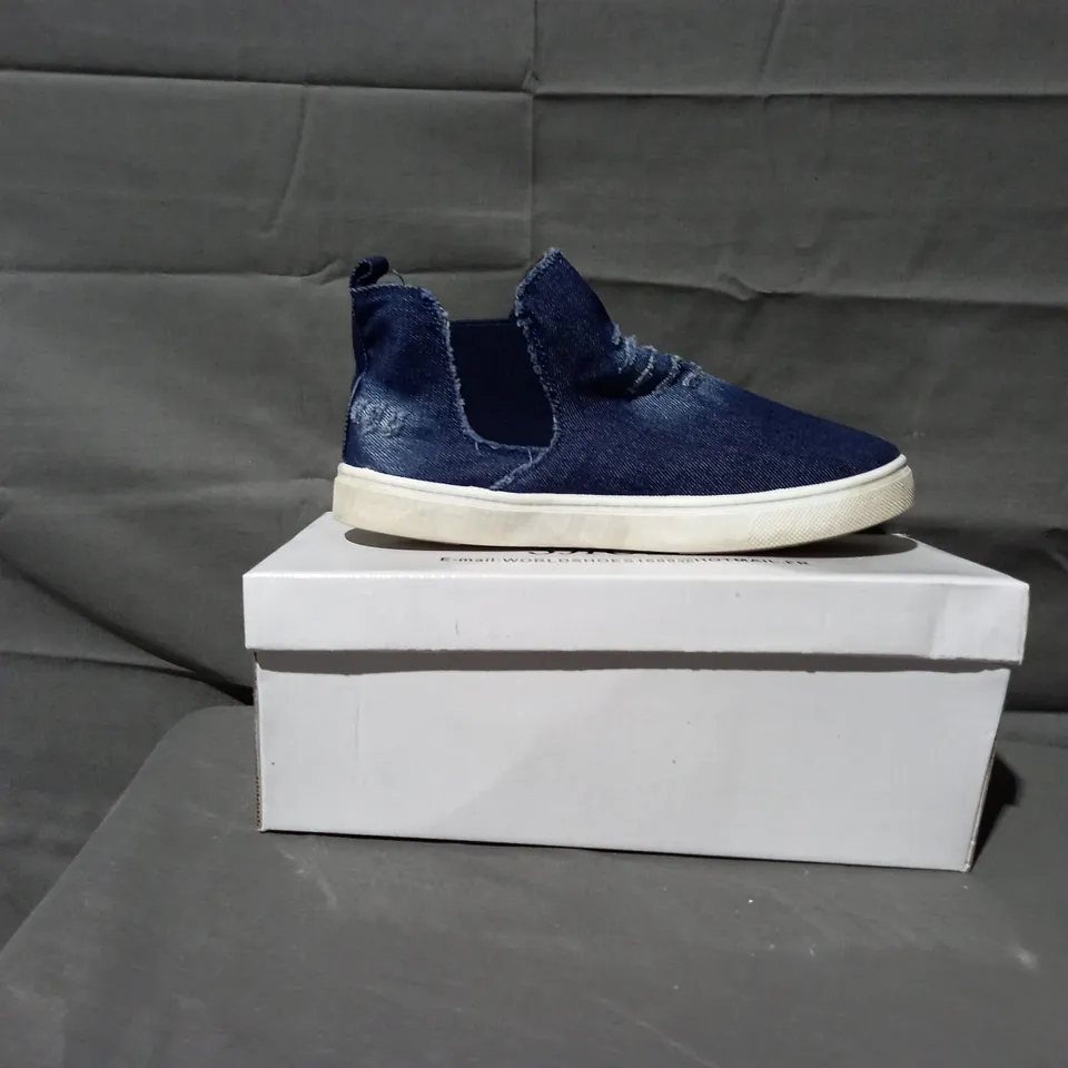 APPROXIMATELY 12 BOXED PAIRS OF W.S SLIP ON BLUE FLAT TRAINERS IN VARIOUS SIZES TO INCLUDE SIZES 38, 39, 40 