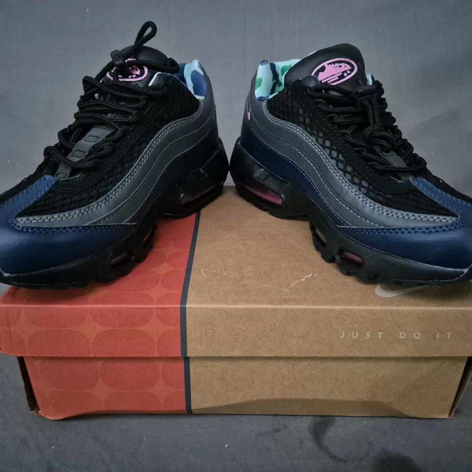 BOXED PAIR OF NIKE AIR MAX 95 SHOES IN NAVY/GREY/BLACK/PINK UK SIZE 6