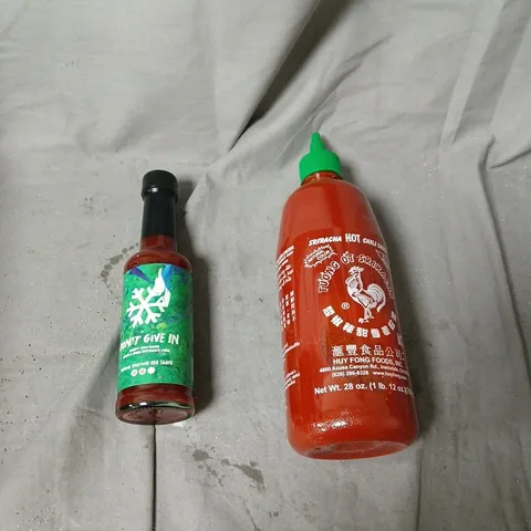 APPROXIMATELY 6 ASSORTED CONDIMENTS INCLUDING HUY FONG SRIRACHA HOT CHILI SAUCE 28 OZ 