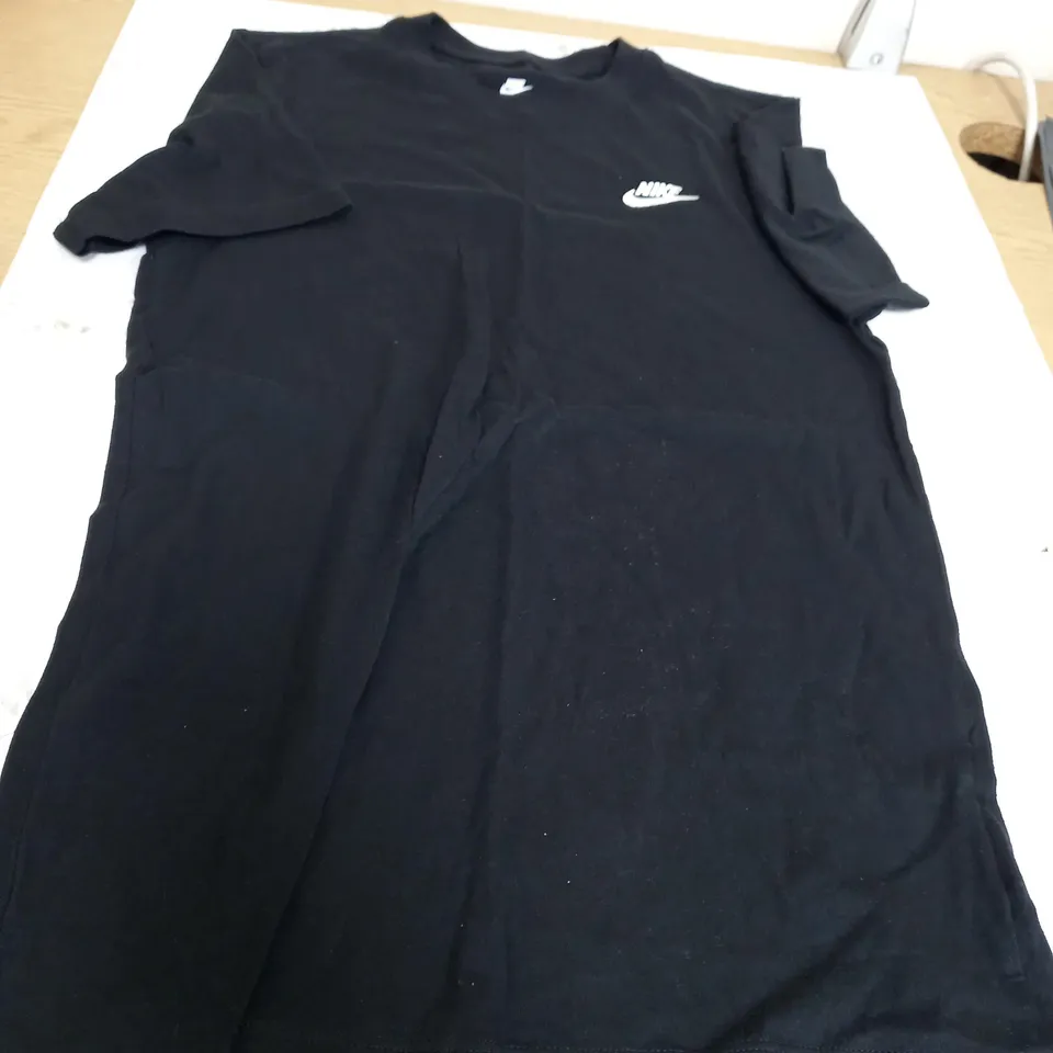 SMALL BLACK NIKE TEE 