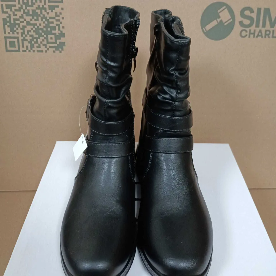 BOXED PAIR OF SHOES BY EMMA CATALINA BLACK LEATHER BOOTS, UK SIZE 4